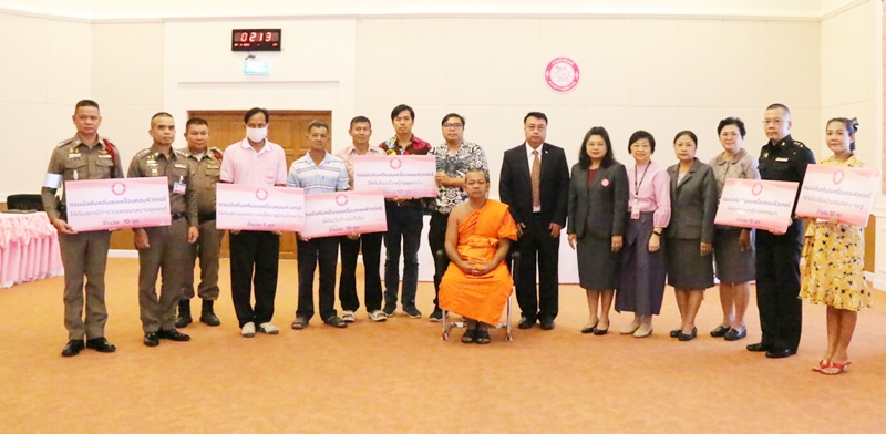﻿กรมบังคับคดีมอบเครื่องคอมพิวเตอร์ให้กับโรงเรียนและหน่วยงานราชการ